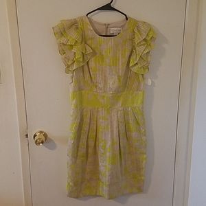 Cute cut dress with frilly shoulders